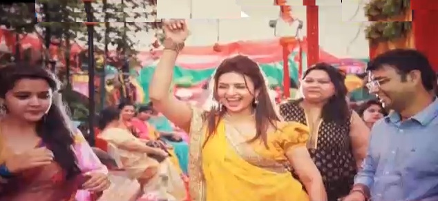 divyanka dancing with her family on her haldi