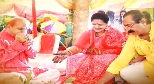 Divyanka friend applying haldi to Divyanka